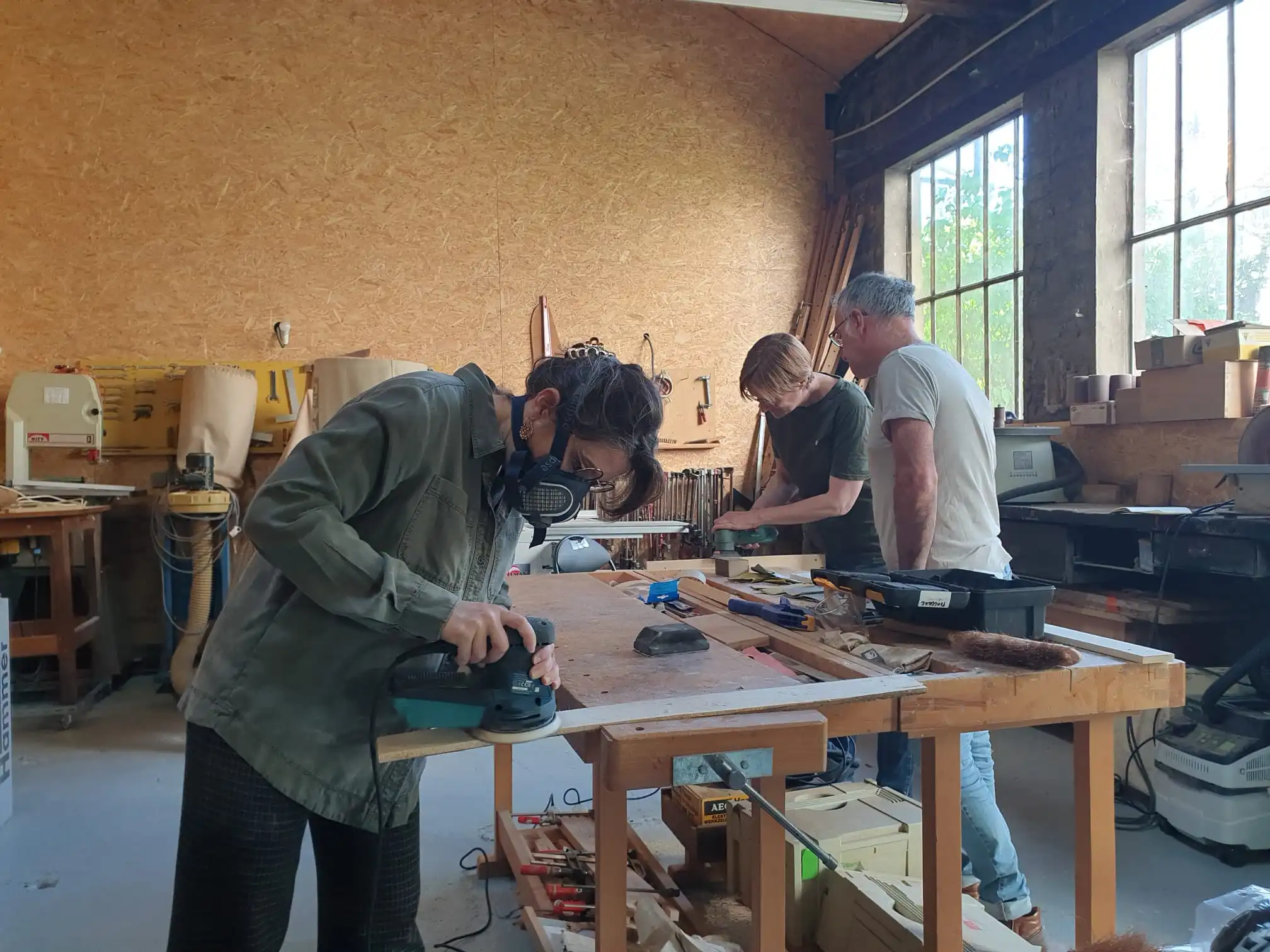 Personne fabricant un objet en bois au sein de l’atelier de bricolage de Villeurbanne